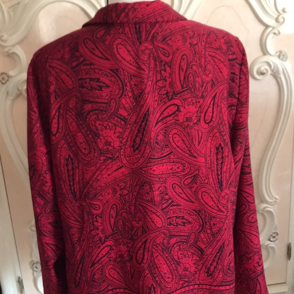 Woman’s  blouse by Leslie Fay. - Picture 4 of 8